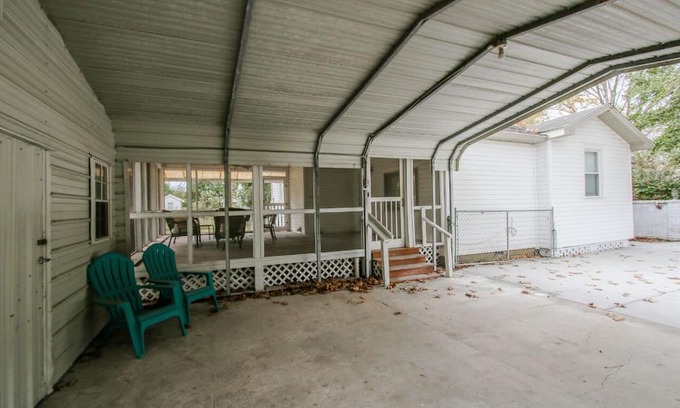 Richmond Hill Casa | Charming cottage with room for 6. Fenced backyard and covered parking.