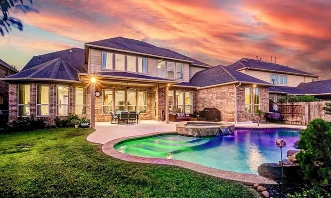 Katy Casa | Spacious 5-bedroom house in Katy with WiFi, AC, fitness room