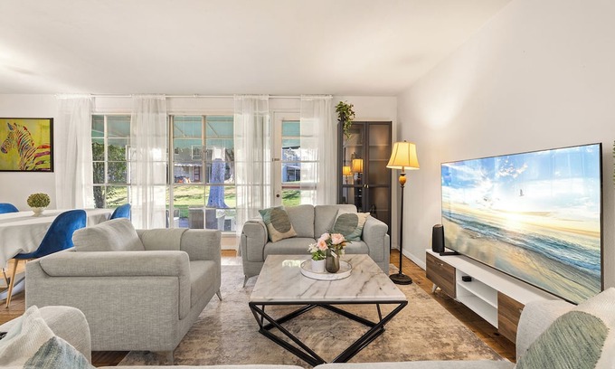 La Brea Casa | Cozy 2BR Private Condo in West LA