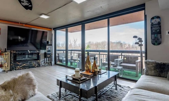 Dunn Loring Condominio | Centrally Located Luxury Modern 2 Bed 2 Bath Condo in the Heart of Tysons!
