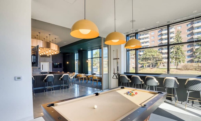 Industrial Park Apartamento | Fully-furnished Bachelor/Studio near Cyrville LRT Train Station in Ottawa