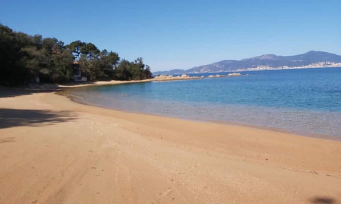 Isolella Casa | Feet in the water, head in the shade
