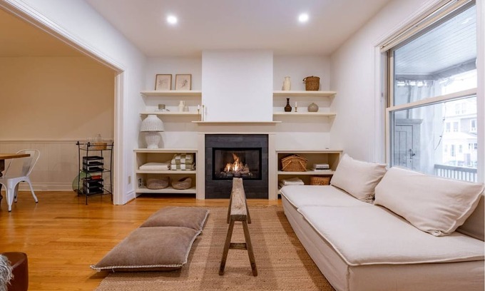 The Beaches Casa | Charming Detached 3-bedroom house with Private Backyard minutes from the beach