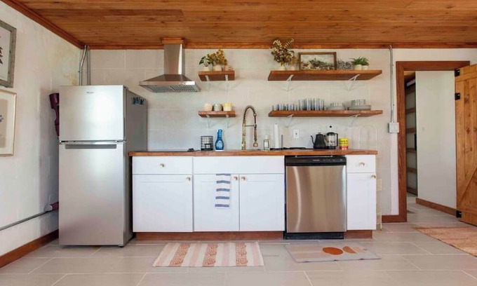 Buckner Casa | Quaint Cottage Downtown Buckner