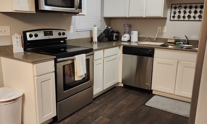 Spanish Fork Condominio | Modern 3-Bedroom Condo with Garage, Pool Access, Wifi, and Prime Location!