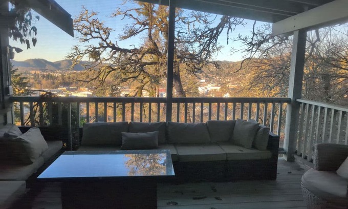 Roseburg Casa | Charming 3-bedroom house with WiFi and stunning views in lovely Roseburg