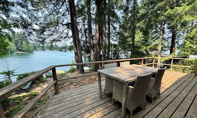 Shelton Cabina | Cozy 2-bedroom lakefront cabin with tranquil views