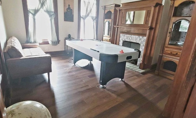 Hamilton Casa | Charming 4-bedroom house with AC and WiFi in Hamilton
