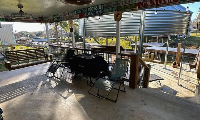 West Livingston Cabaña | Serene Lakefront Getaway | Boathouse | Kayaks | Gazebo with Swings