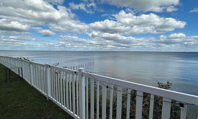 Chesapeake Beach Cabaña | Cliffside Chesapeake Bay Cottage: Pet-friendly, Easy DC Drive