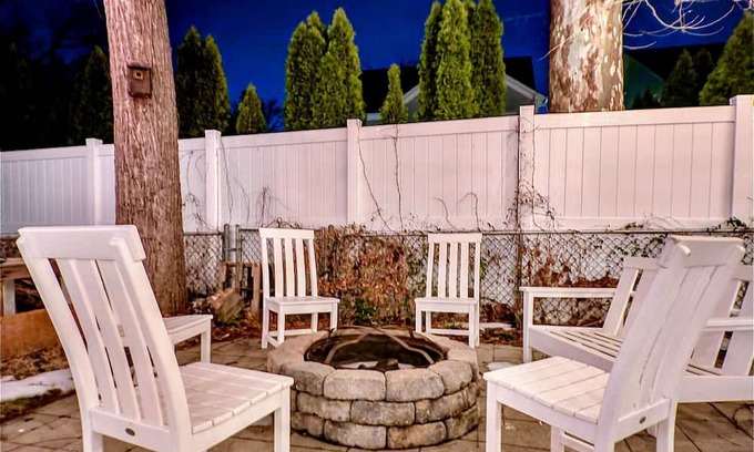 Bluemont Casa | Chic Stay With Jacuzzi, Firepit, Board Games in Central Ballston/DC area