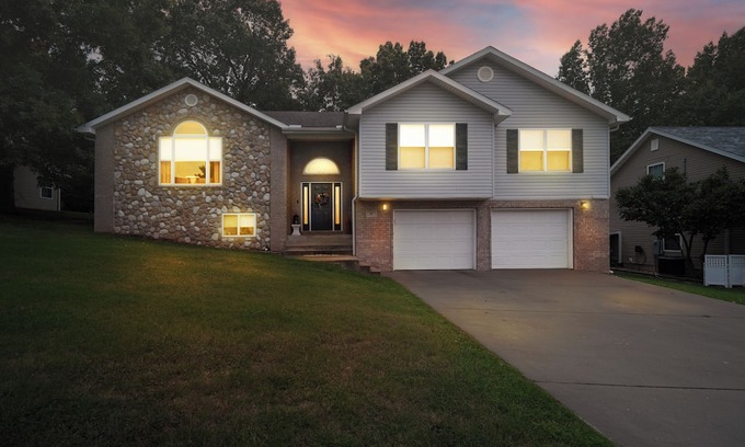 Neosho Casa | Spacious charming 5-bedroom 3 bath house in Neosho with game area