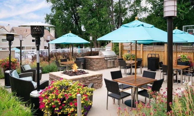 Glenwood Grove - North Iris Casa | Relax at our Pet-Friendly Hotel in Boulder, CO
