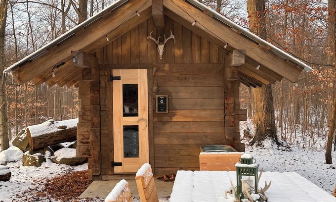 Winona Cabina | Private cabin and spa in the woods! Pet Friendly!