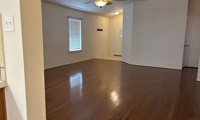 Elm Creek Casa | Cozy 3-bedroom house in enchanting Elgin with AC