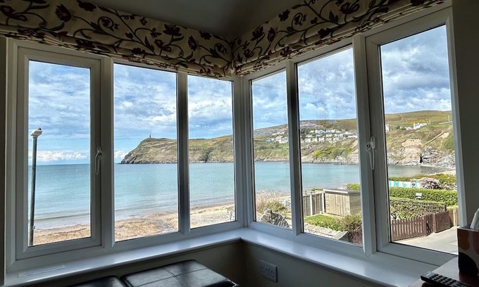 Port Erin Cabaña | Beautiful cottage opposite Port Erin bay. Garden above beach. Fabulous sunsets!