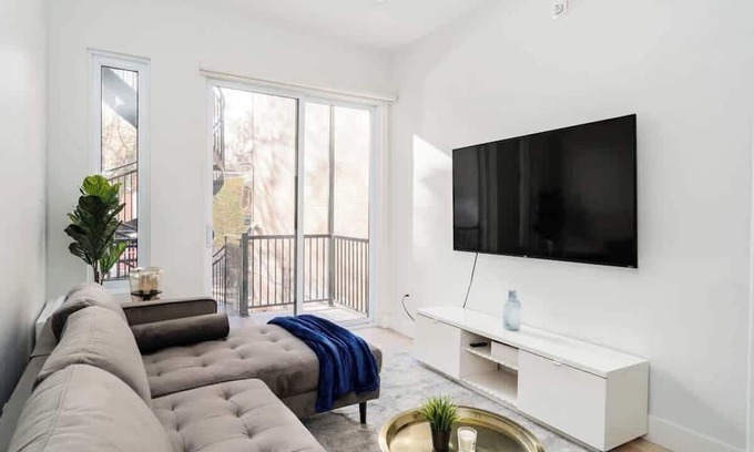 Latin Quarter Apartamento | Chic/Bright 1 Bed + Parking