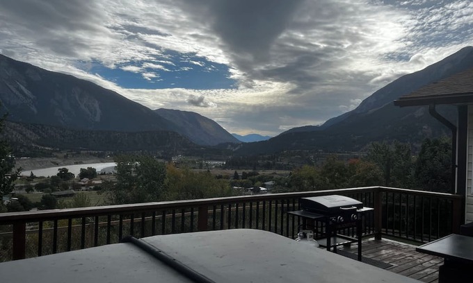 Lillooet Casa | Cozy house w/hottub. Views of Fraser river and mountains. Family friendly