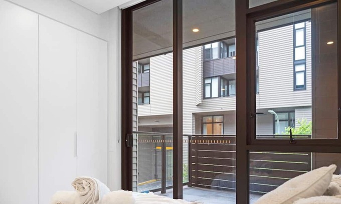 Waterloo Casa | Modern Split Level 2Bed w Pool