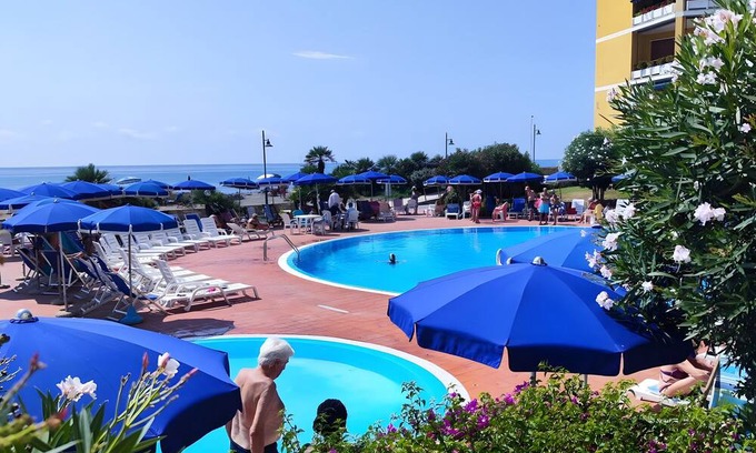 San Lorenzo al Mare Apartamento | Apartment 'A Casa Di Vale' with Shared Pool and Shared Garden