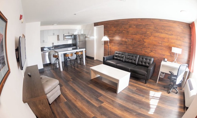 Minden Casa | Come stay in this 1st floor 2 bedroom suite!