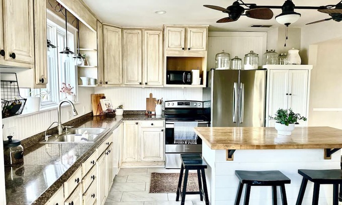 Delta Casa | Cozy, Charming, & Spacious 4-bedroom. 2.5 bath, in the heart of Delta.