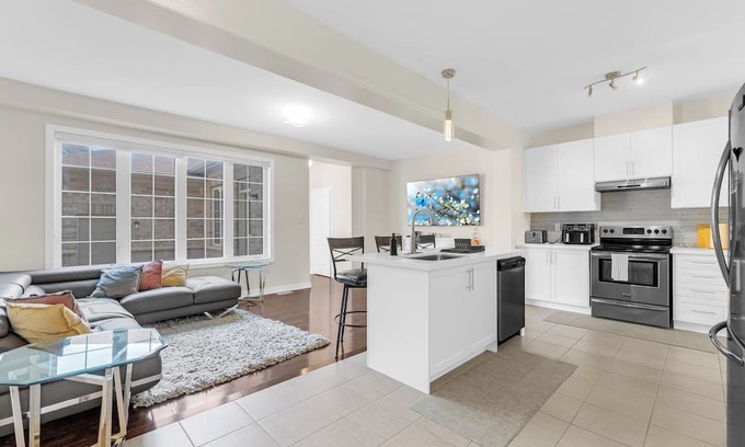 Vaughan Casa | Spacious 4 bedroom Escape Near Canada's Wonderland!