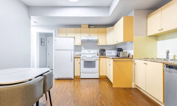 Guildford Casa | Modern & Friendly Suite: Close to Lush Park ~ Pkg!