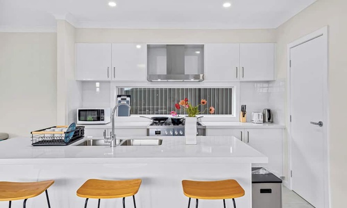 Leppington Casa | Leppington Two-Level 4Br near Village & Woolworthsn