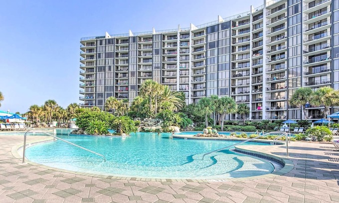 Panama City Beach Condominio | Pool & Beach Trolley Access: PCB Resort Condo!
