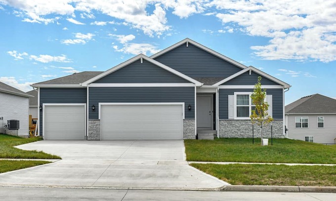 Waukee Casa | 1 Mi to Golf: Quiet Waukee Home w/Fireplace!