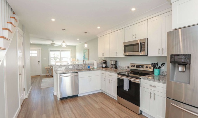 Chic's Beach Apartamento | Sojourn's Sea Views with Balcony Sleeps 4
