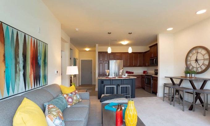 Brookfield Apartamento | Chic 2-bedroom apartment in cool Brookfield with WiFi, fitness room