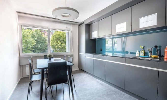 St. Gallen Apartamento | Studio funky yellow (2) with shower and kitchen for shared use