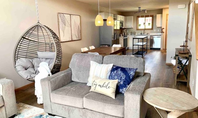 Lake Delton Condominio | Waterfront Boho Retreat