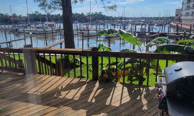 League City Casa | Charming 3-bedroom waterfront townhome with WiFi, AC in welcoming League City