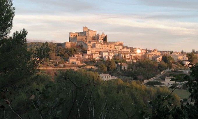 Le Barroux Apartamento | Accommodation with terraces and swimming pool in the center of the village of Le Barroux