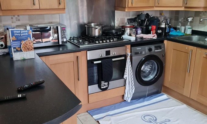 Sherborne St. John Casa | 4 Bed house with 4 cozy en-suites, large kitchen, 15 mins walk from hospital