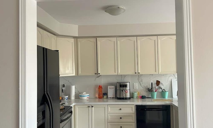 Brampton Casa | 2 Bed and 1.5 Bath Rooms