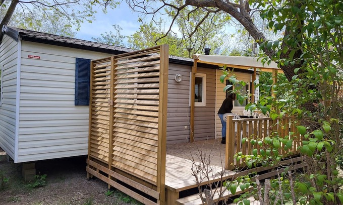 La Roque-d'Antheron Casa | Mobil-home 'Le 147 Aux Iscles' with Shared Pool, Private Terrace and Air Conditioning