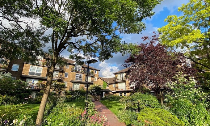 St. Mary's Park Apartamento | ☘ Bright & Smart 2 King-sized Bedroom Haven by the Thames & Battersea Park 🌞