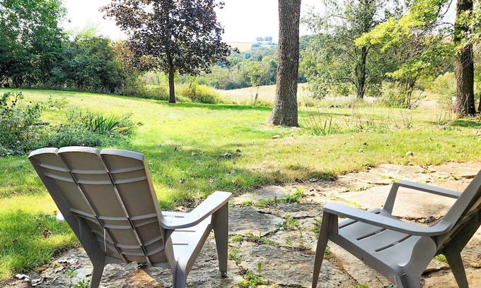 Mineral Point Cabaña | Cozy Cottage with Driftless Views. Fireplace, outdoor trails, and close to town.