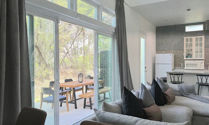 Hughes Park Lake Casa | Luxe & Comfy 3 bedroom- Villa: 5-star Location