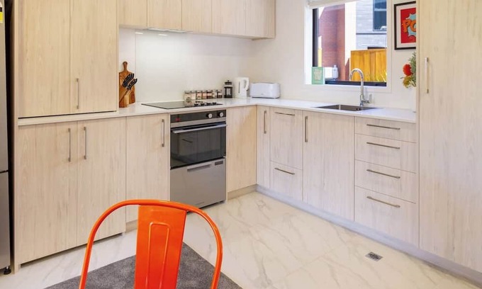 Henderson Casa | West AKL Gem: 2 Bed - Trust Arena Proximity