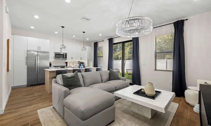 Pinecrest West Park Casa | Spacious New-Build 3Br Home Near Downtown Tampa