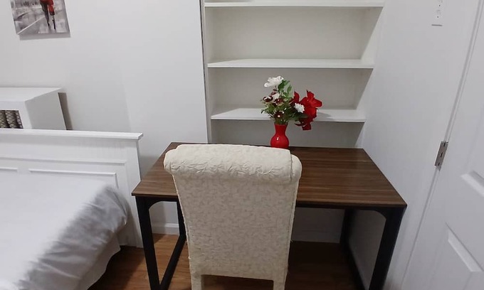 New London Apartamento | Cozy small bedroom for one person. Only half mile from Rt.95