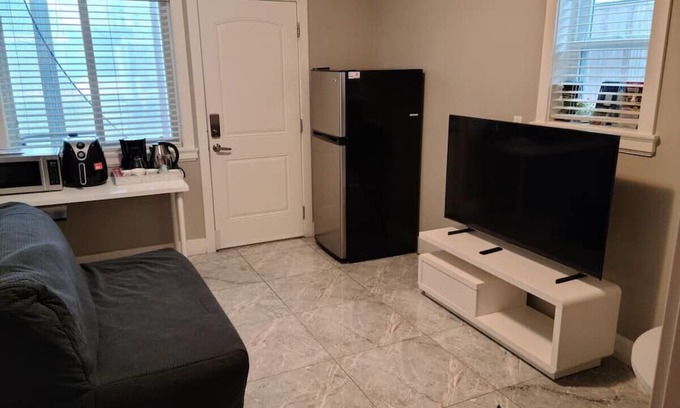 Burnaby Casa | Independant Suite Near Royal Oak Skytrain Station