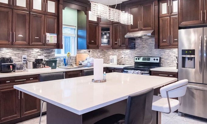 Burnaby Casa | Newly Listed Central Suite near Skytrain