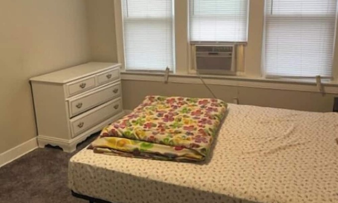 Robertsdale Casa | Charming 2-bedroom house in delightful Whiting with AC, WiFi