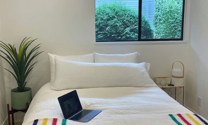 Central Lonsdale Apartamento | Clean, quiet, stylish suite for rent. Walking distance to Lions Gate Hospital!